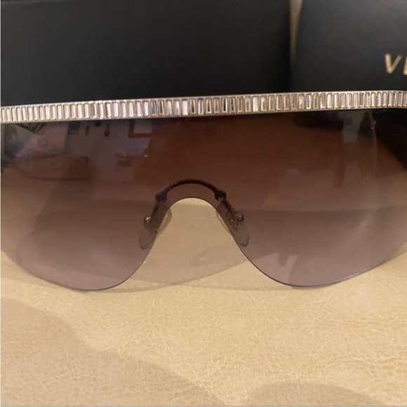 ✨Versace sunglasses 😎 - Picture 4 of 7